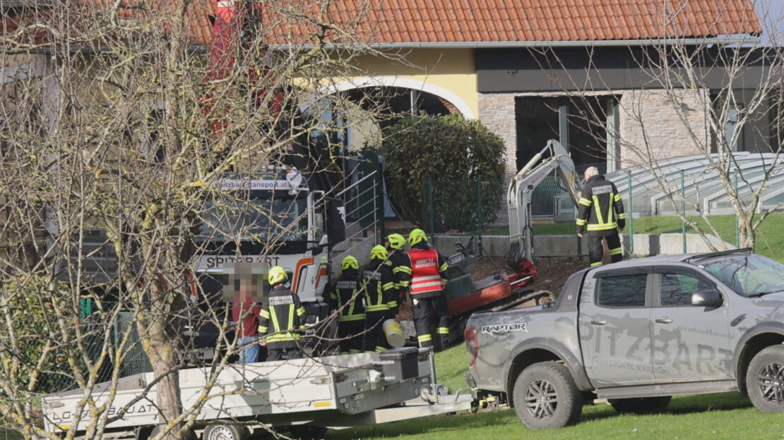 Bagger umgestürzt: Einsatz dreier Feuerwehren bei Personenrettung in Steinerkirchen an der Traun